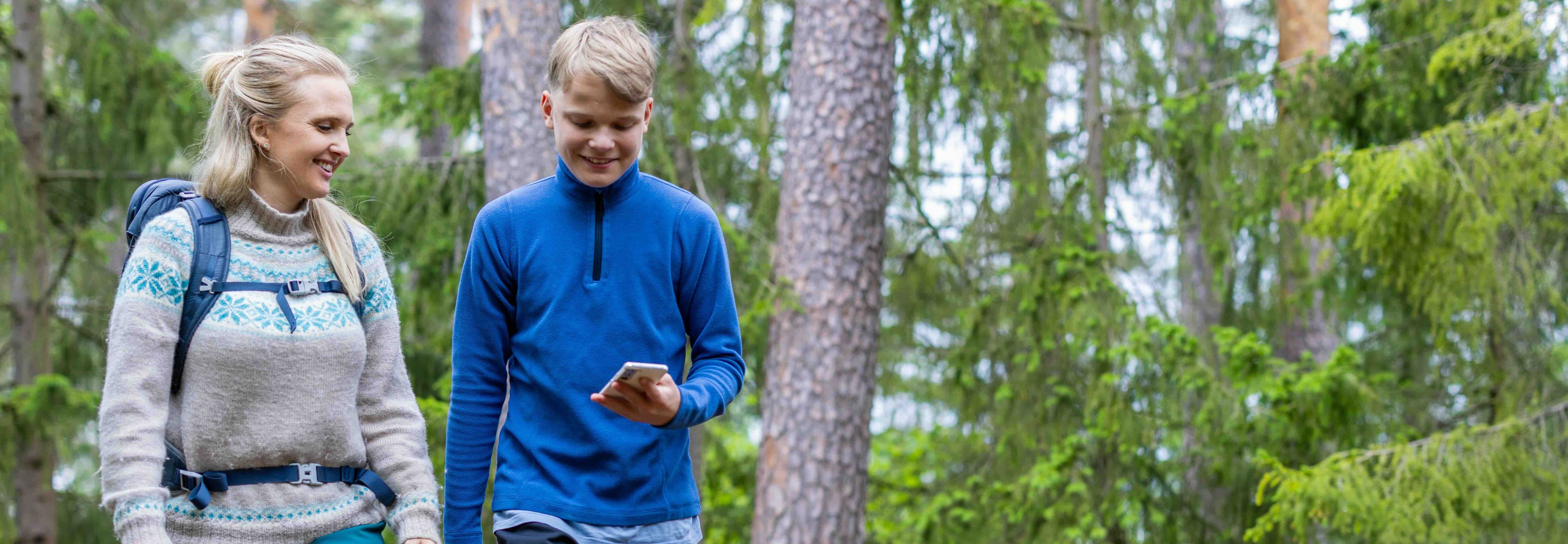 5G Norge: Mor og sønn med mobil på tur i skogen