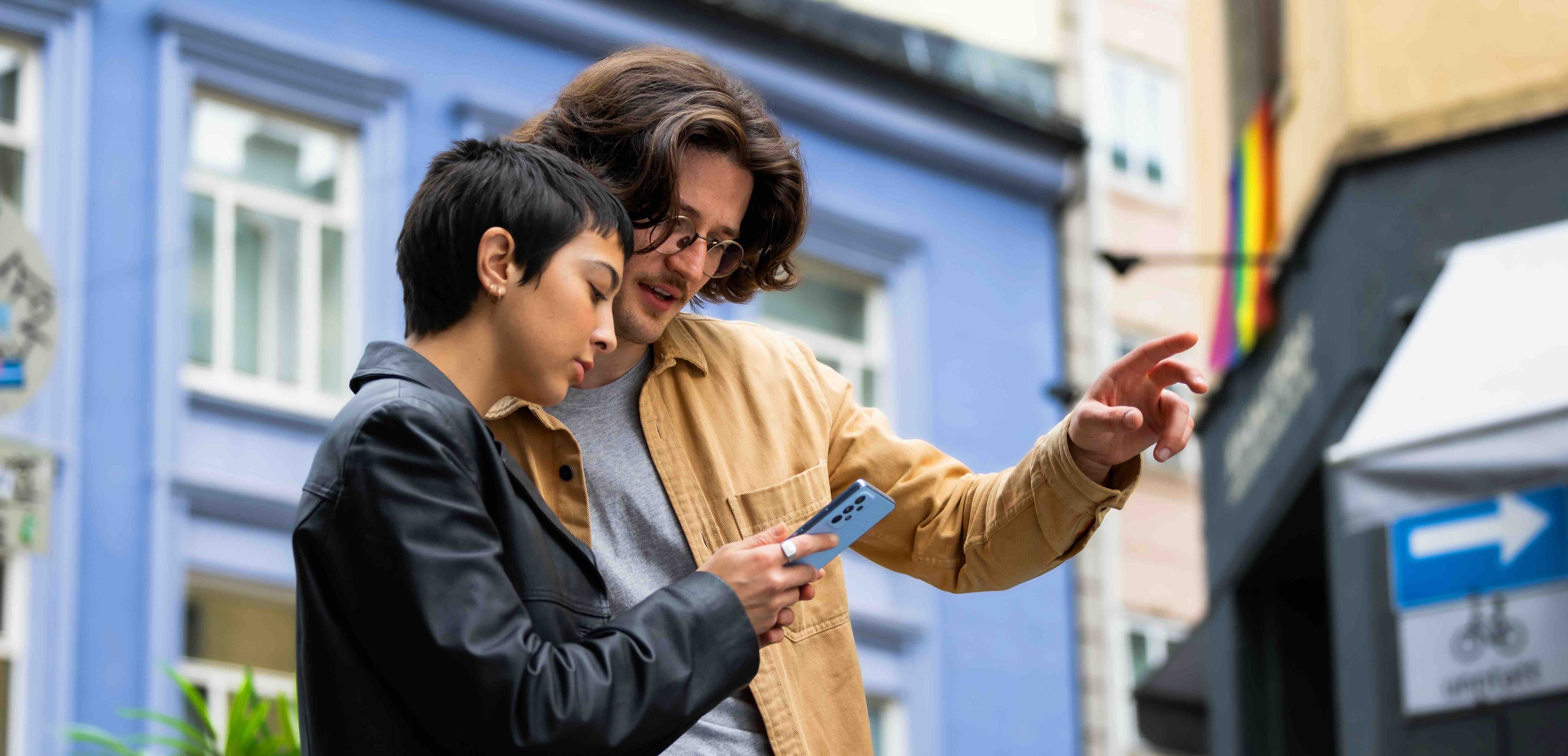 Telenor-dekning: To studenter med mobil i byen