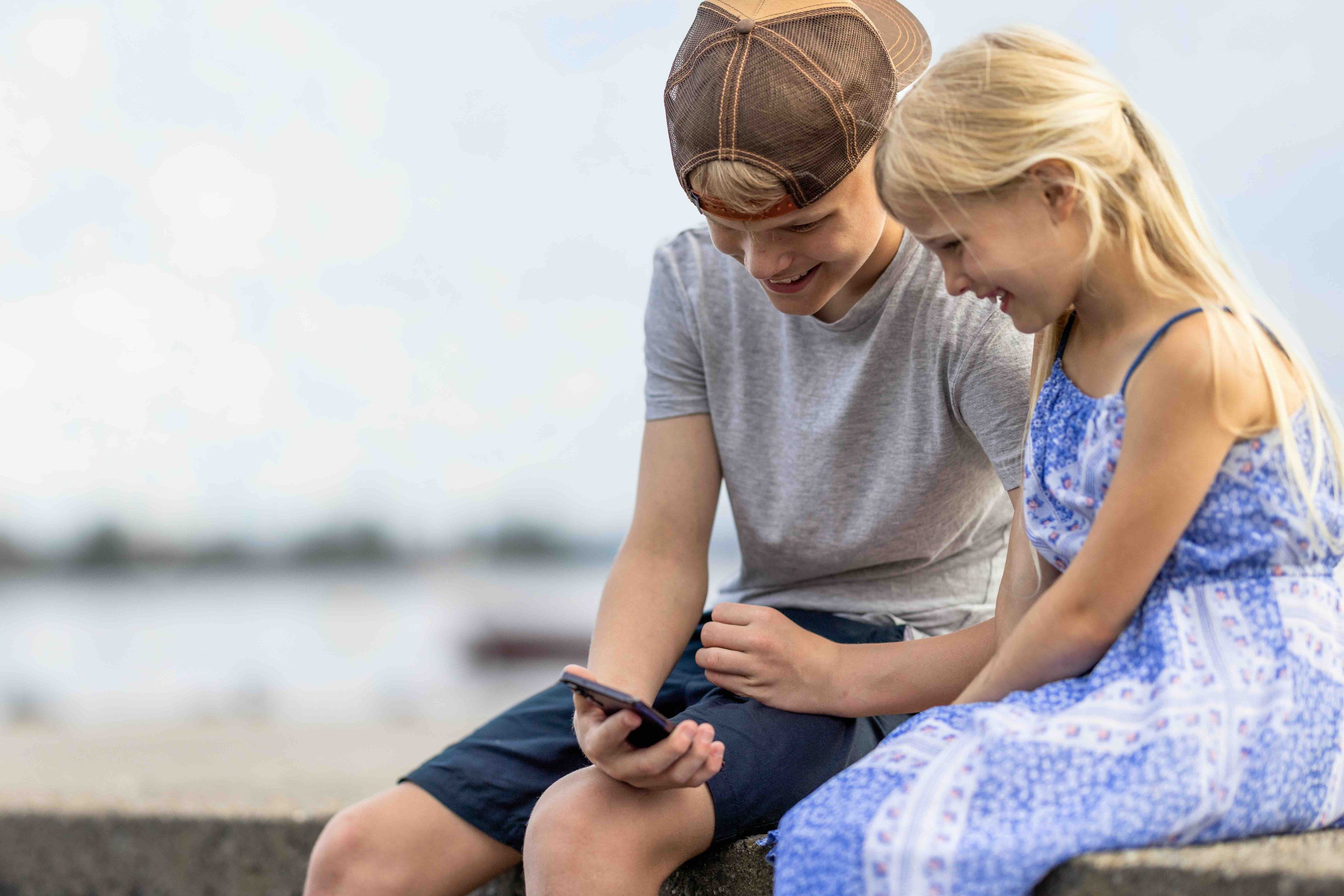 Barn med mobil har raskt og trygt mobilnett fra Telenor