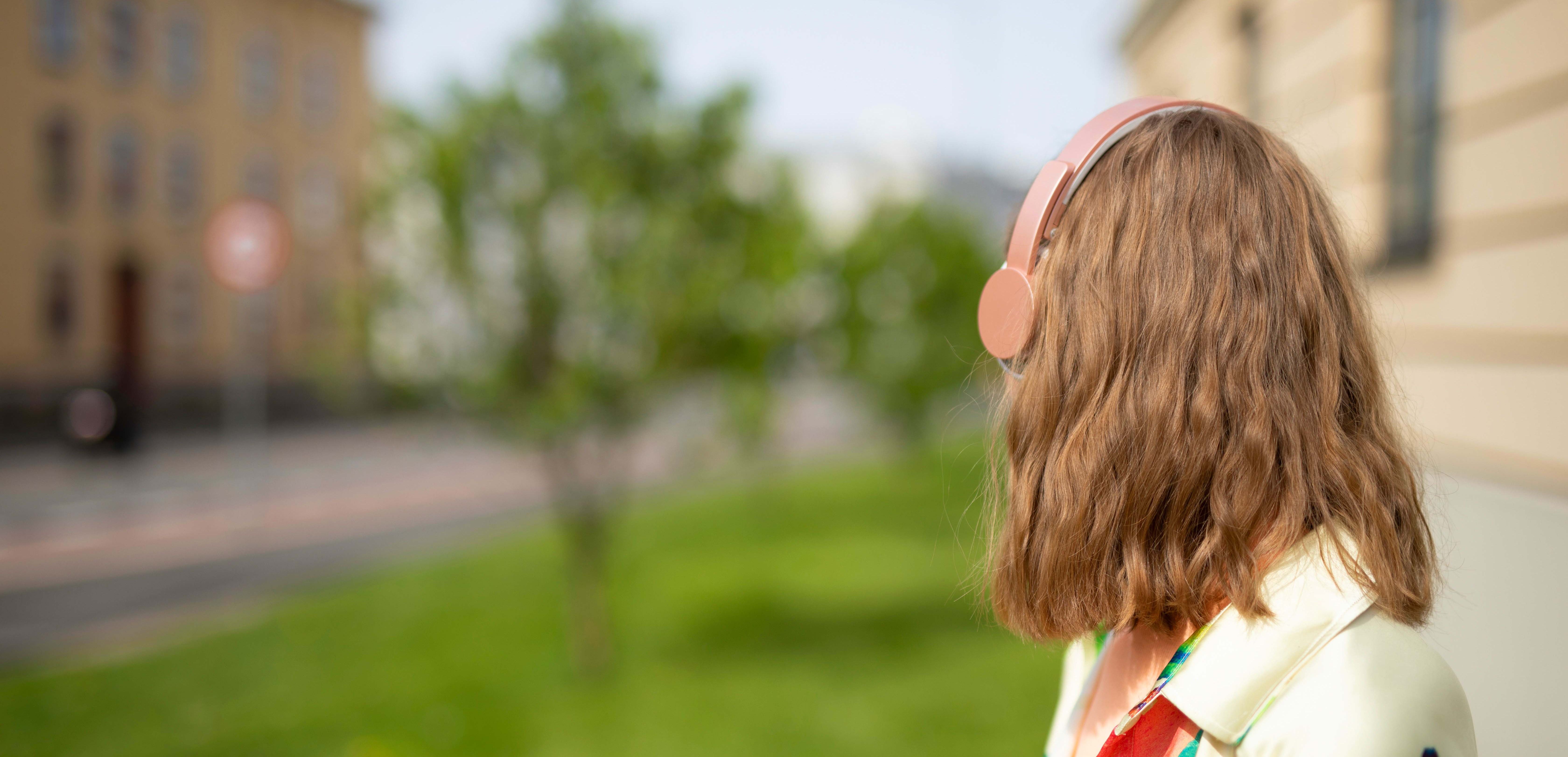 bilde av dame med headset og mobil