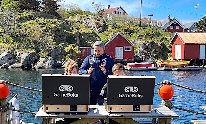 To gamere spiller FIFA over 5G på brygga på Mausund