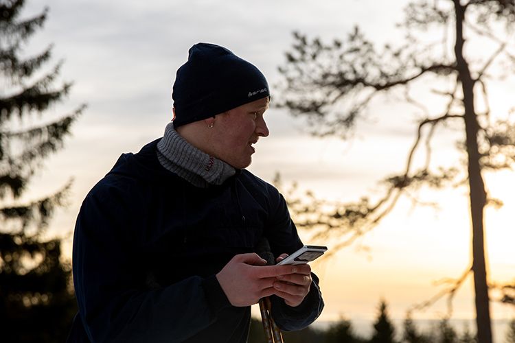 Mann som fikk hjelp til å velge hastighet og mobilabonnement fra Telenor