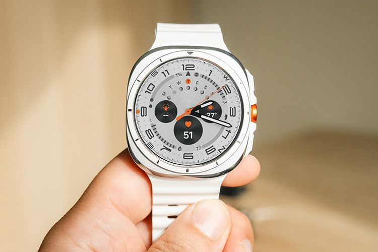 Samsung Galaxy Watch Ultra i hvit