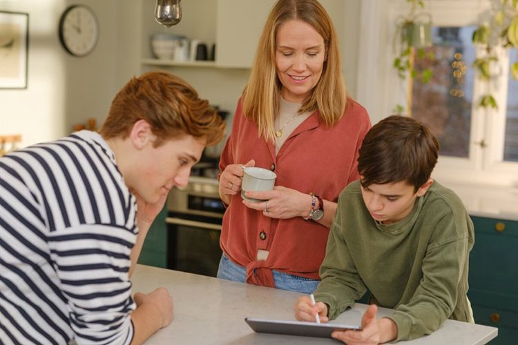 En voksen og et barn ser på et nettbrett sammen