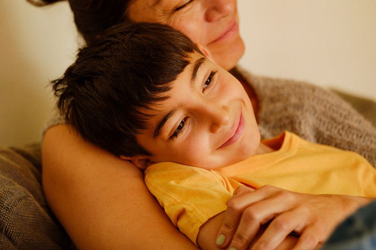 Person koser med en hund utenfor, i en avslappet setting