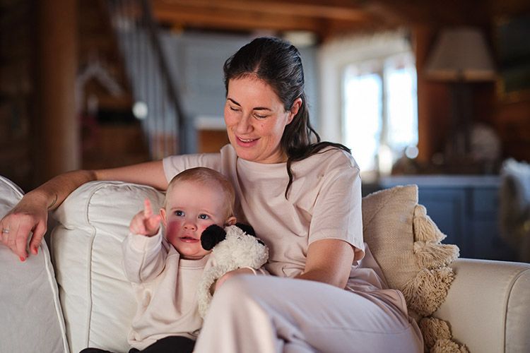 Mor og baby ser på tv