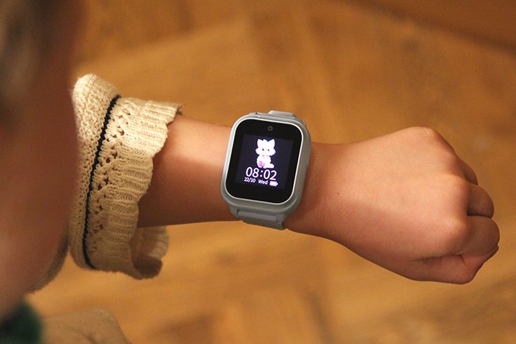 Et barn som har smartklokken zte k2 pro i fargen blå på armen