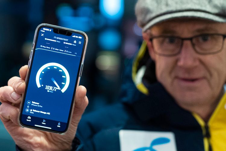 dekningsdirektør Bjørn Amundsen med mobil og 5G-speedtest