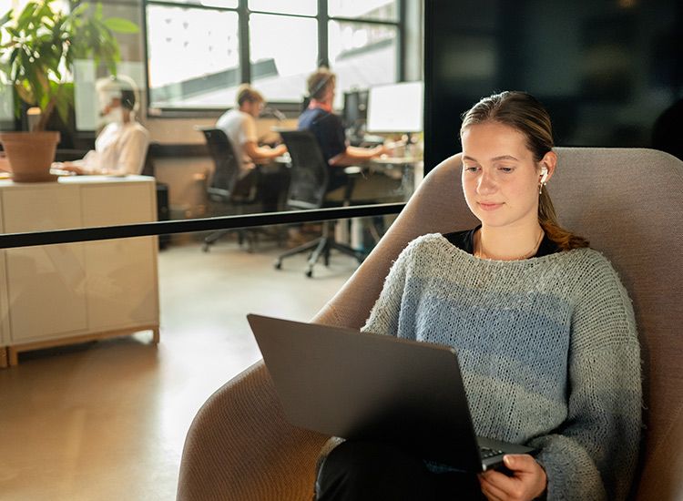 Ring kostnadsfritt til mobil- og fastnummer direkte fra Teams-appen – også fra utlandet.