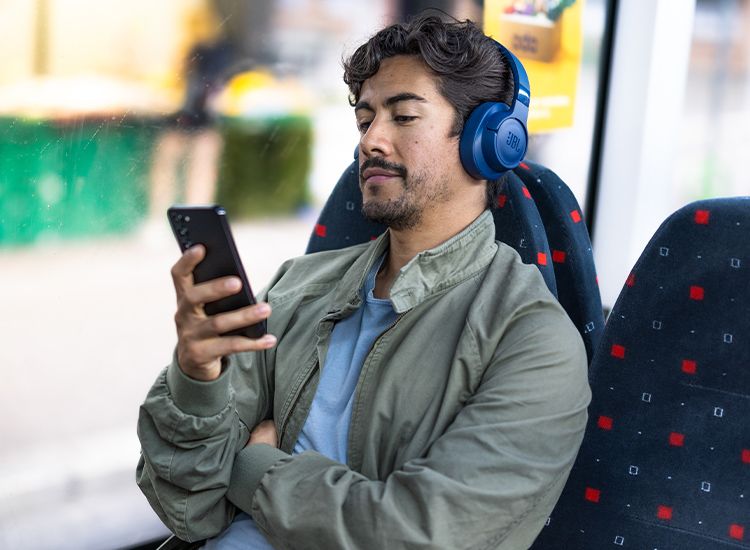 Mann på bussen som har et utgått mobilabonnement og som skal bestille et nytt