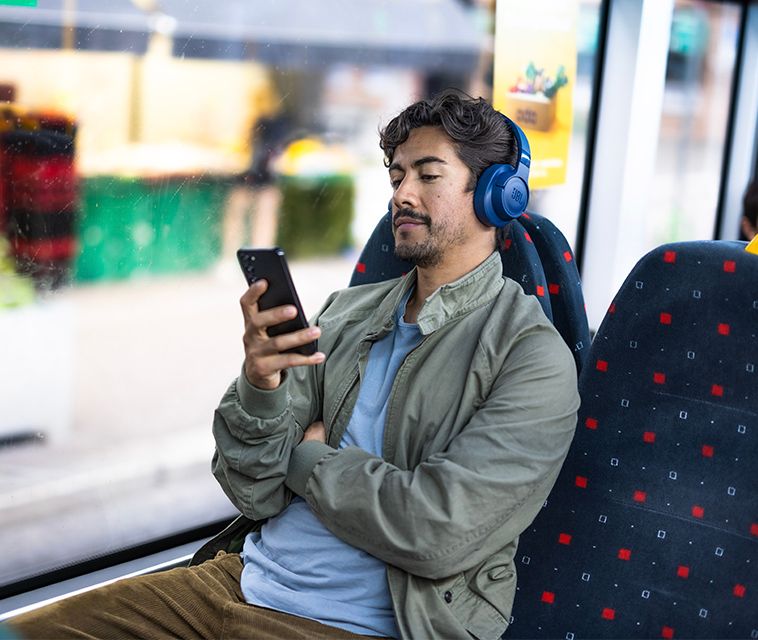 Tre personer sitter på kafé med en hund i fokus