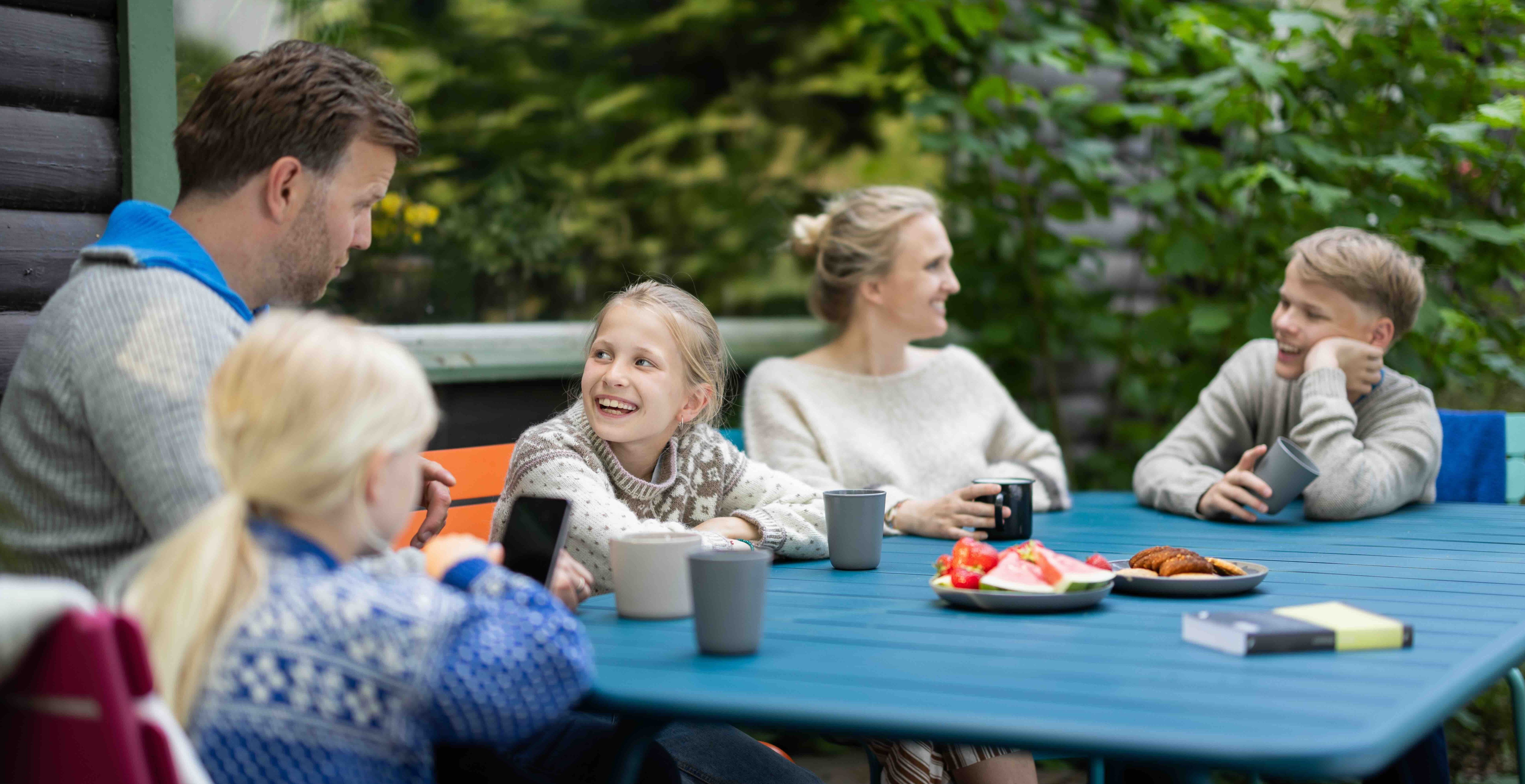 hele familien surfer på mobil fordi de kan dele data