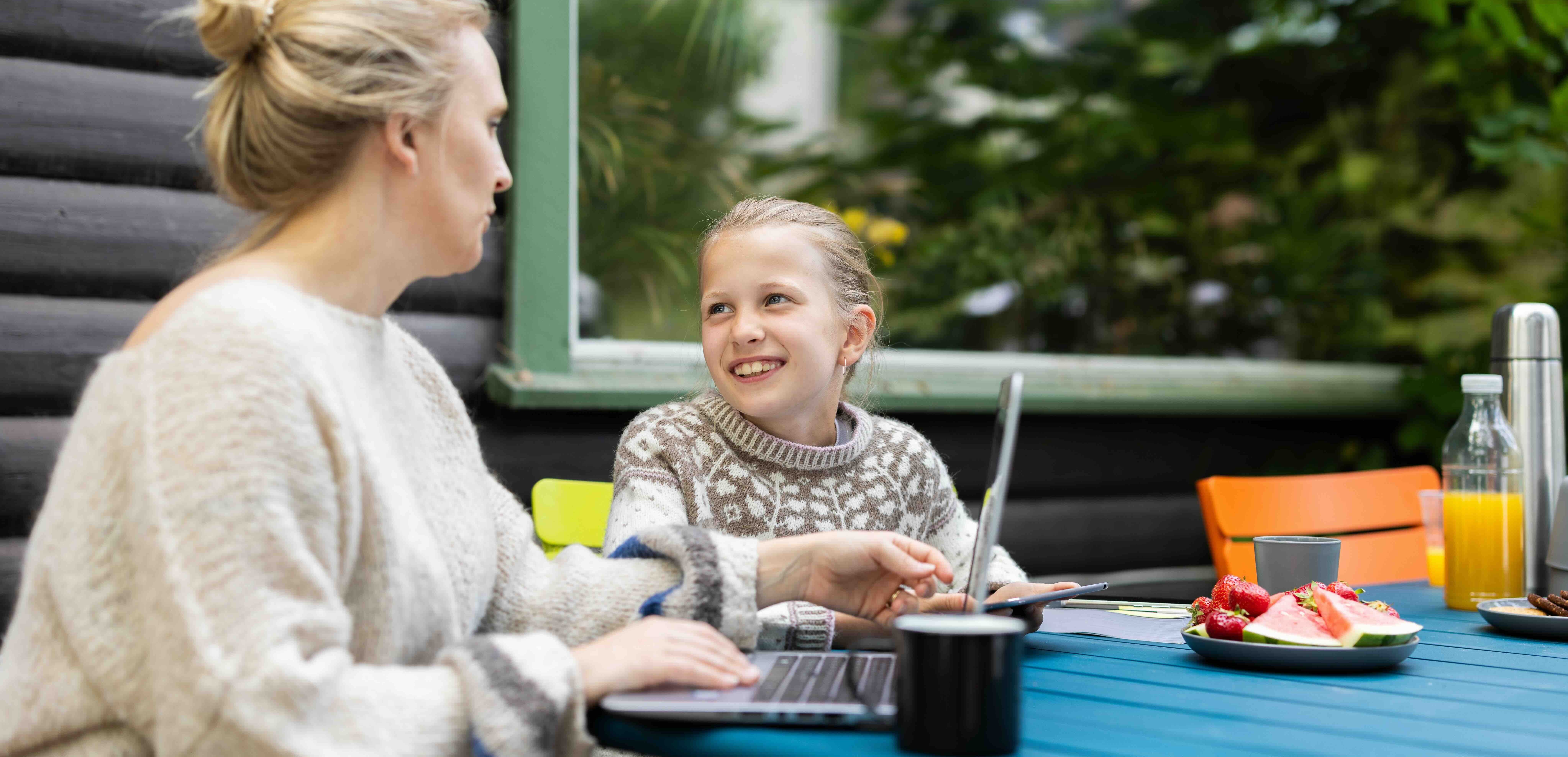 mamma og datter surfer på pc fordi de kan dele data