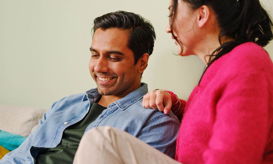 Mann og kvinne som sitter i en sofa